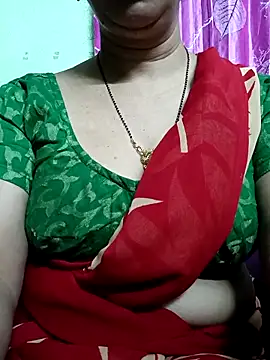 Snapshot of Rosy-B chatting on April 28, 2026, 9:52 pm Rosy-B online show from April 28, 2026, 9:52 pm