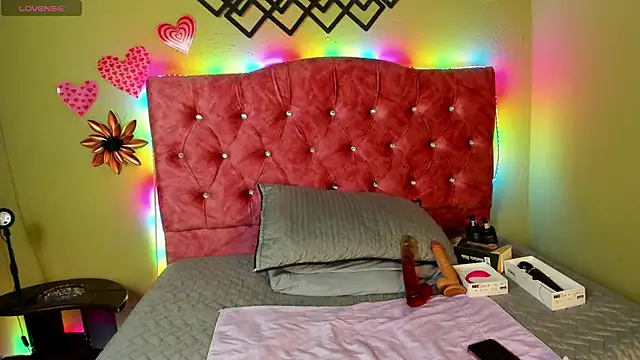 blue violette  online show from October 15, 2025, 7:33 pm