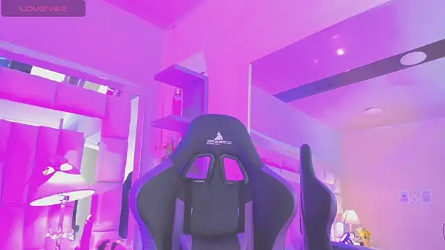 mariiahneedles online show from May 13, 2026, 8:05 pm