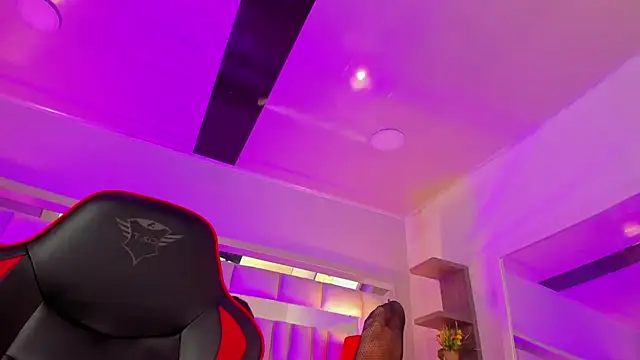 mariiahneedles online show from October 20, 2025, 10:10 pm