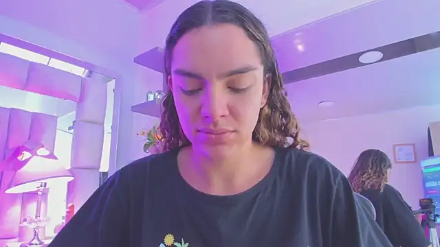mariiahneedles online show from May 24, 2026, 6:52 pm