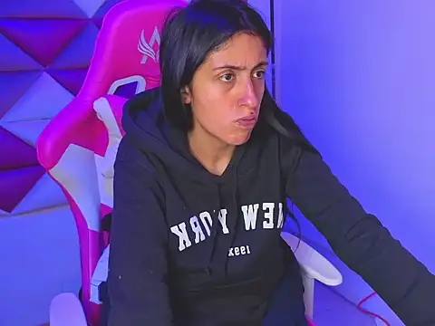 Snapshot of Cameron_cutte chatting on November 25, 2025, 3:18 am Cameron cutte online show from November 25, 2025, 3:18 am