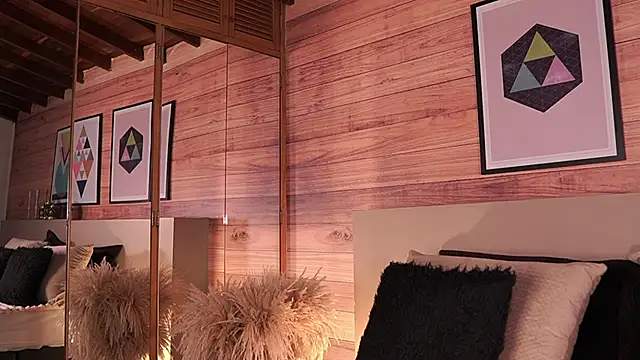 Snapshot of IzzyWild chatting on November 21, 2025, 10:47 am IzzyWild online show from November 21, 2025, 10:47 am