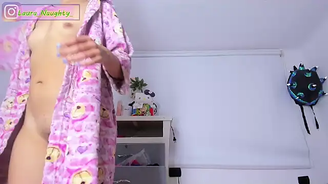 Snapshot of Laura_naughty_ chatting on January 17, 2025, 9:17 am Laura naughty online show from January 17, 2025, 9:17 am