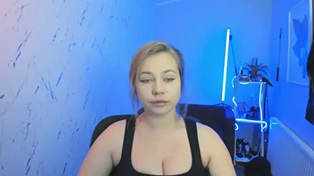 Snapshot of holly_xglam chatting on October 13, 2025, 4:52 pm holly xglam online show from October 13, 2025, 4:52 pm