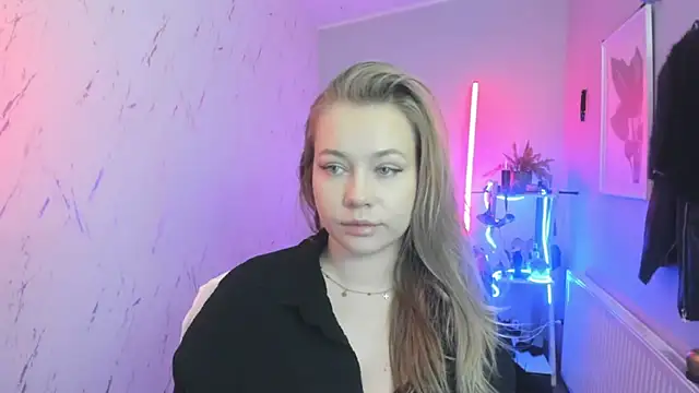 Snapshot of holly_xglam chatting on November 24, 2025, 8:20 pm holly xglam online show from November 24, 2025, 8:20 pm