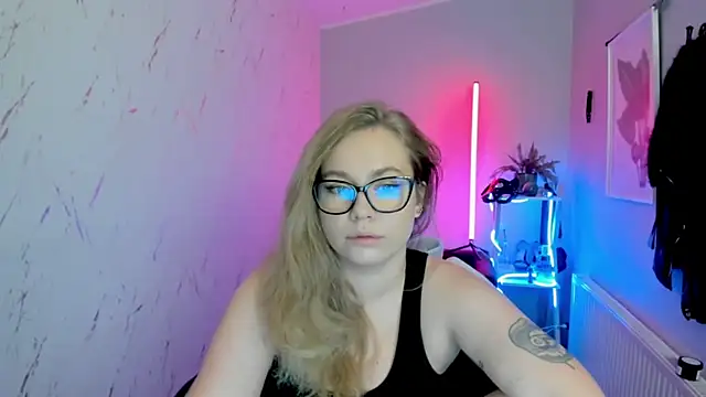 Snapshot of holly_xglam chatting on November 10, 2025, 7:30 pm holly xglam online show from November 10, 2025, 7:30 pm