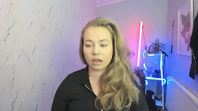 Snapshot of holly_xglam chatting on October 15, 2025, 6:05 pm holly xglam online show from October 15, 2025, 6:05 pm