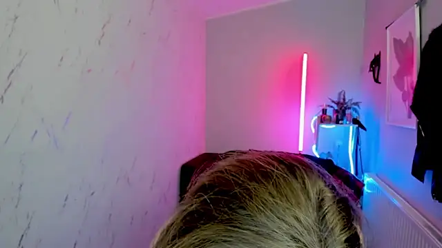 Snapshot of holly_xglam chatting on November 6, 2025, 7:51 pm holly xglam online show from November 6, 2025, 7:51 pm