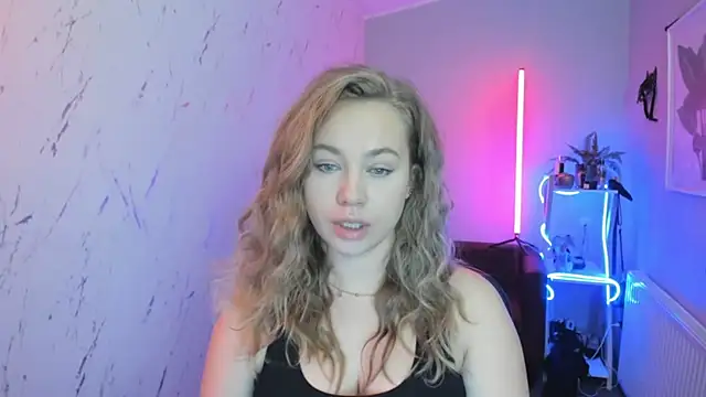 Snapshot of holly_xglam chatting on October 23, 2025, 6:17 pm holly xglam online show from October 23, 2025, 6:17 pm