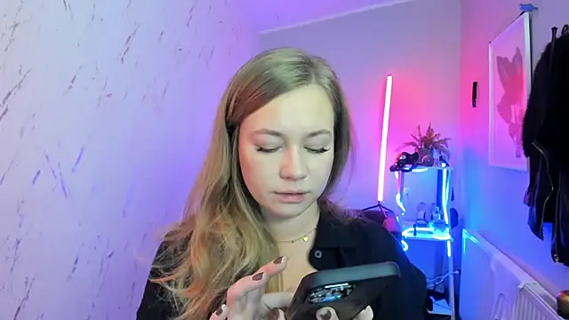 Snapshot of holly_xglam chatting on November 13, 2025, 6:34 pm holly xglam online show from November 13, 2025, 6:34 pm