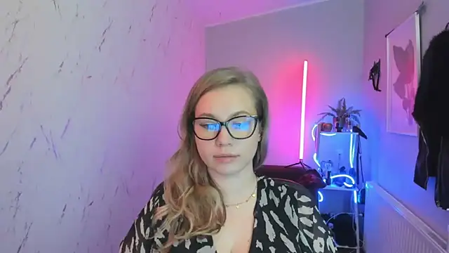 Snapshot of holly_xglam chatting on October 29, 2025, 7:02 pm holly xglam online show from October 29, 2025, 7:02 pm