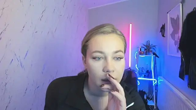 Snapshot of holly_xglam chatting on October 16, 2025, 6:16 pm holly xglam online show from October 16, 2025, 6:16 pm