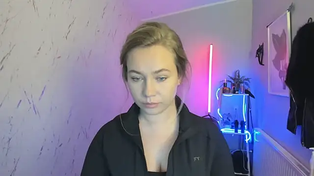 Snapshot of holly_xglam chatting on November 4, 2025, 7:17 pm holly xglam online show from November 4, 2025, 7:17 pm