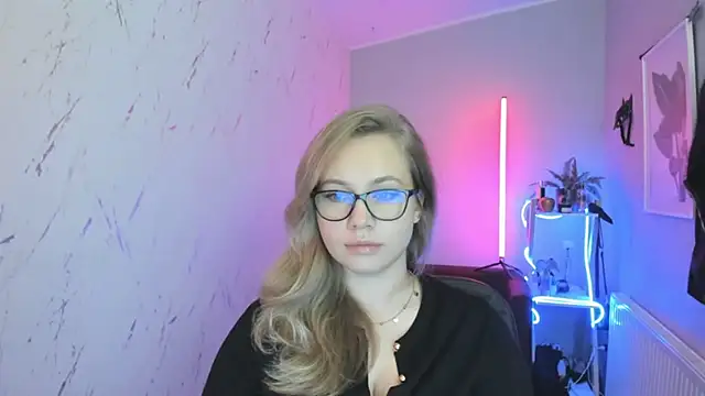 Snapshot of holly_xglam chatting on October 21, 2025, 5:45 pm holly xglam online show from October 21, 2025, 5:45 pm