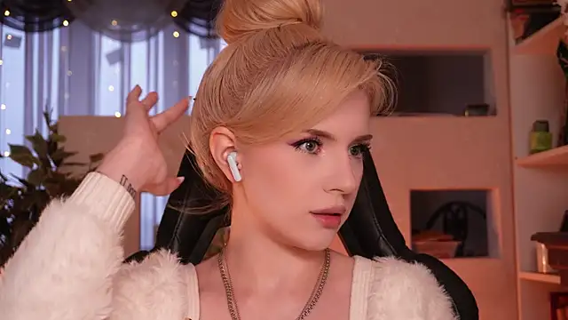 Chriss Fox online show from April 9, 2026, 3:40 pm