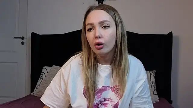 Snapshot of AnnaMaee chatting on February 24, 2026, 10:43 pm AnnaMaee online show from February 24, 2026, 10:43 pm