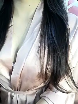 Snapshot of _Linez_ chatting on December 1, 2025, 5:03 pm Linez online show from December 1, 2025, 5:03 pm