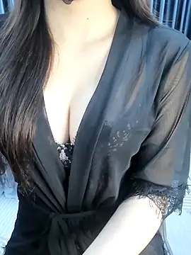 Snapshot of _Linez_ chatting on December 18, 2025, 5:06 pm Linez online show from December 18, 2025, 5:06 pm