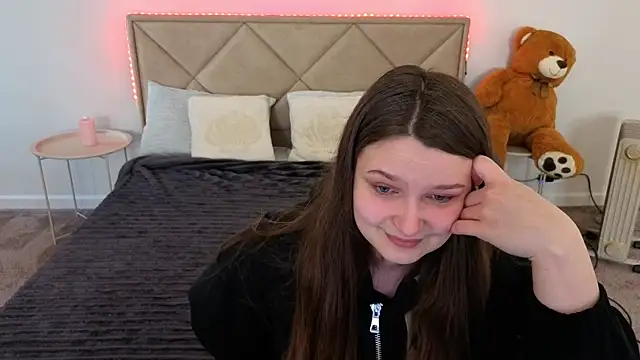 Snapshot of MagicPeachh_ chatting on April 24, 2026, 6:48 am MagicPeachh online show from April 24, 2026, 6:48 am