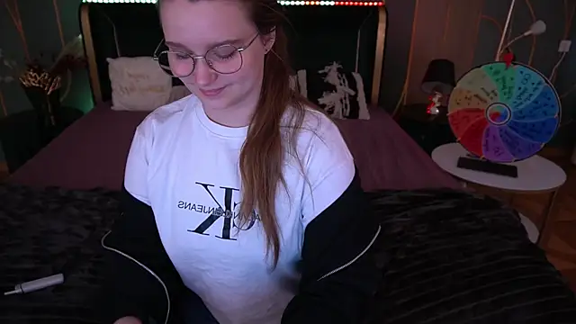 MagicPeachh  online show from October 10, 2025, 1:12 pm