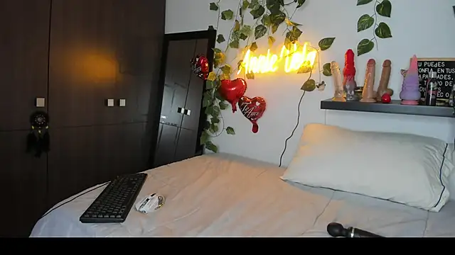 Snapshot of Annie_Velas_ chatting on February 17, 2025, 11:43 pm Annie Velas online show from February 17, 2025, 11:43 pm