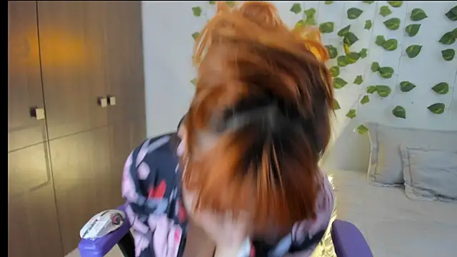 Annie Velas  online show from November 26, 2025, 10:10 pm