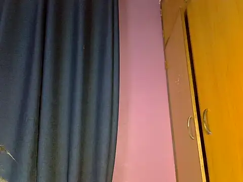 Queen petite  online show from November 23, 2025, 8:41 pm