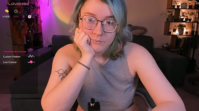 Snapshot of alisahug chatting on October 12, 2025, 3:46 pm alisahug online show from October 12, 2025, 3:46 pm