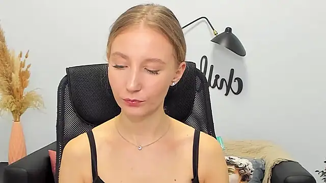 Snapshot of LolaWilsons chatting on March 13, 2025, 12:24 pm LolaWilsons online show from March 13, 2025, 12:24 pm