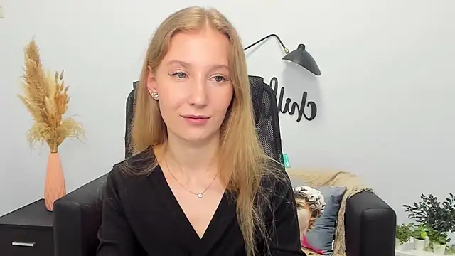 Snapshot of LolaWilsons chatting on March 6, 2025, 3:13 pm LolaWilsons online show from March 6, 2025, 3:13 pm