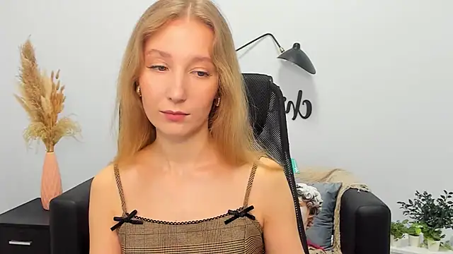 Snapshot of LolaWilsons chatting on March 5, 2025, 8:00 am LolaWilsons online show from March 5, 2025, 8:00 am