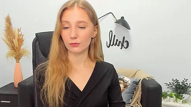 Snapshot of LolaWilsons chatting on February 27, 2025, 12:23 pm LolaWilsons online show from February 27, 2025, 12:23 pm