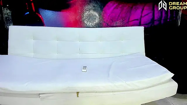 Snapshot of SlimLoves chatting on November 19, 2025, 9:37 pm SlimLoves online show from November 19, 2025, 9:37 pm