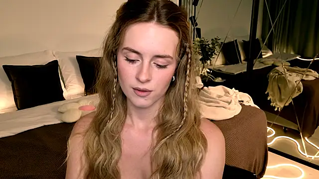 Snapshot of RozzitaBedberry chatting on May 16, 2026, 1:43 pm RozzitaBedberry online show from May 16, 2026, 1:43 pm