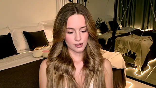 RozzitaBedberry online show from April 3, 2026, 1:50 pm