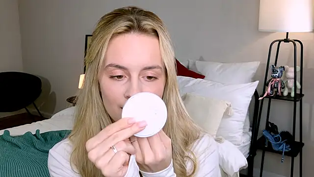 RozzitaBedberry online show from October 15, 2025, 1:19 pm