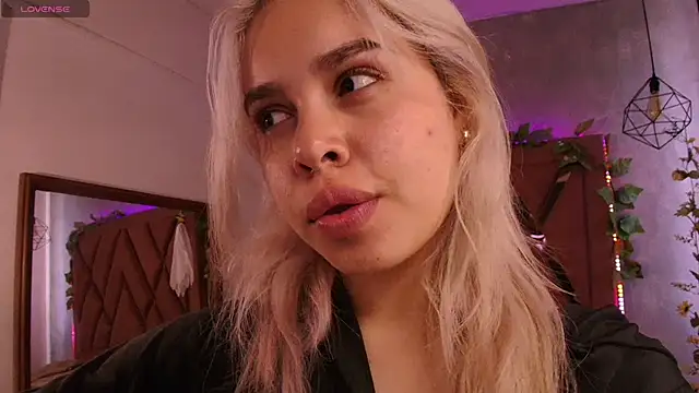 Snapshot of Haelycute chatting on October 21, 2025, 11:42 am Haelycute online show from October 21, 2025, 11:42 am