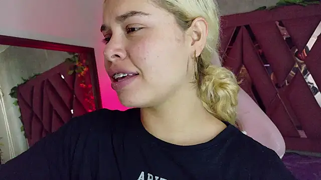 Snapshot of Haelycute chatting on February 15, 2026, 12:26 pm Haelycute online show from February 15, 2026, 12:26 pm