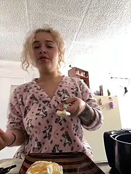 Snapshot of Haelycute chatting on November 4, 2025, 3:38 pm Haelycute online show from November 4, 2025, 3:38 pm