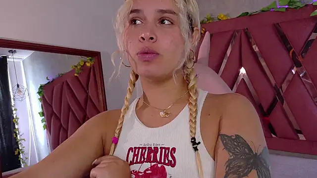 Snapshot of Haelycute chatting on December 20, 2025, 12:41 pm Haelycute online show from December 20, 2025, 12:41 pm