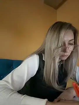 Snapshot of Crazy-Rosa chatting on February 4, 2025, 3:04 pm Crazy-Rosa online show from February 4, 2025, 3:04 pm