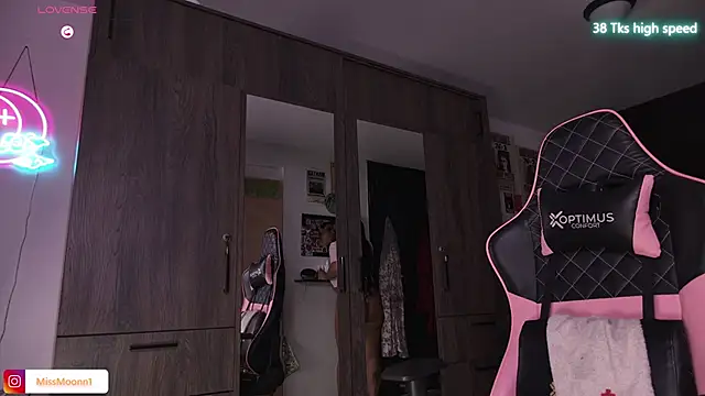 Steph moon  online show from February 21, 2026, 5:26 pm