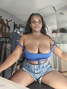 Snapshot of MAREIA_25 chatting on December 5, 2025, 6:50 pm MAREIA 25 online show from December 5, 2025, 6:50 pm