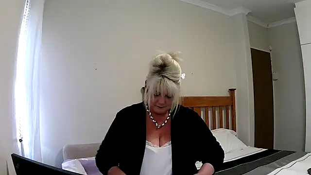 Snapshot of Miahotmilf chatting on December 27, 2024, 5:48 pm Miahotmilf online show from December 27, 2024, 5:48 pm