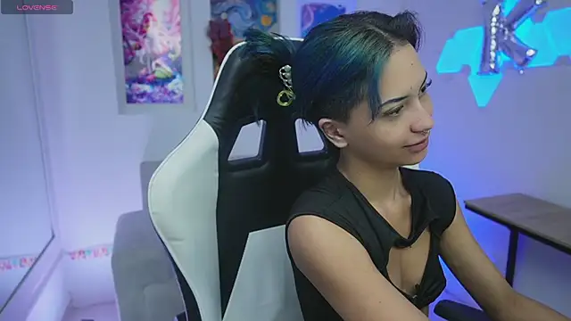 Snapshot of KayraOwen chatting on October 21, 2025, 12:37 pm KayraOwen online show from October 21, 2025, 12:37 pm