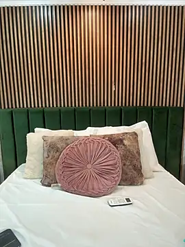 MonicaMoret online show from March 6, 2026, 12:44 pm