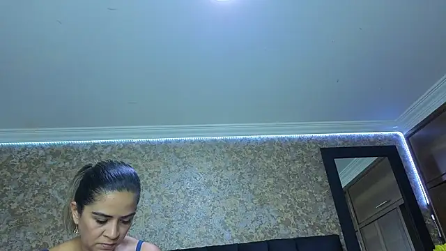 stella xue online show from November 19, 2025, 8:42 pm