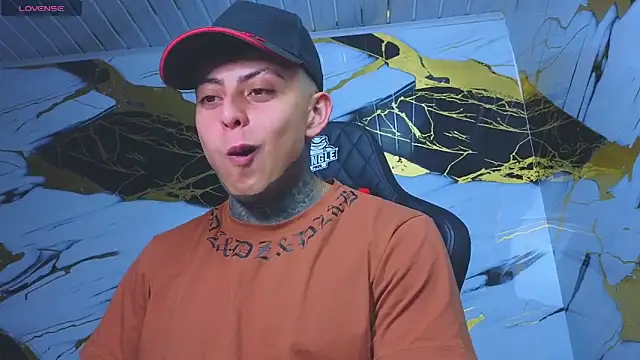 Snapshot of Kevin22_222 chatting on September 30, 2025, 4:29 am Kevin22 222 online show from September 30, 2025, 4:29 am