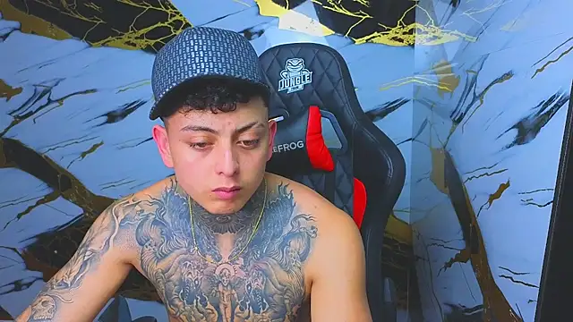 Snapshot of Kevin22_222 chatting on November 12, 2025, 5:00 am Kevin22 222 online show from November 12, 2025, 5:00 am